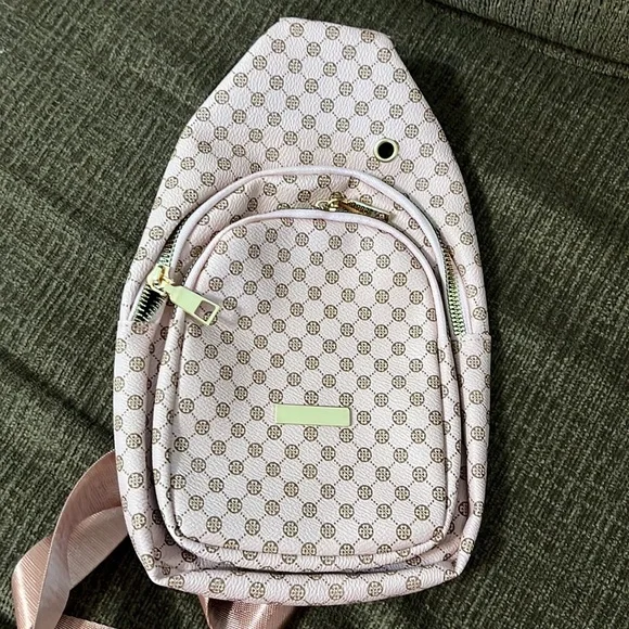 NWOT crossbody bag. $15 - Picture 3 of 4